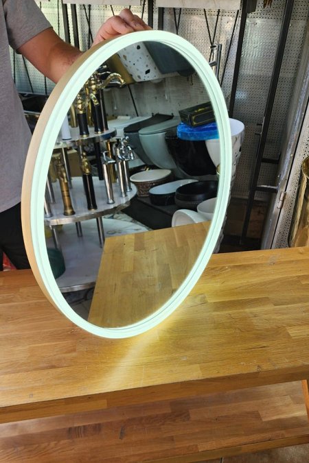 مرآة بيضاوية بإضاءة أمامية وإطار ذهبي